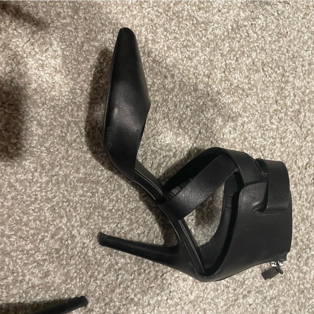Joe’s strappy heel size 7